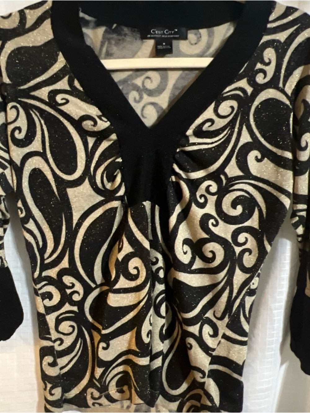 C’est City Black & Gold Metallic Medium Top. (JA9)